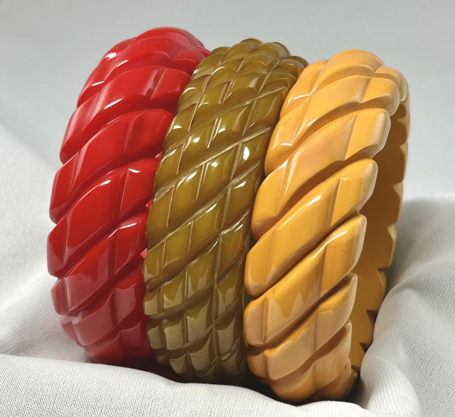 BB250 chunky raised center slash carved bakelite bangles